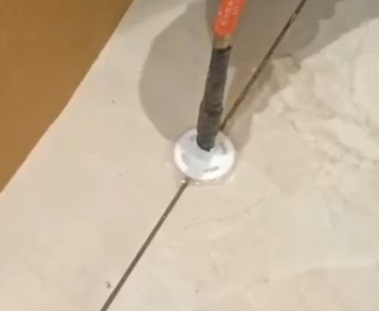 延长瓷砖空鼓维修公司专业解答瓷砖在铺贴过程中，如果没有涂抹均匀到位的粘结材料（如水泥砂浆或瓷砖胶），可能会导致以下问题