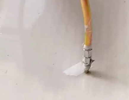 延长瓷砖空鼓维修公司专业解答在瓷砖铺贴过程中，如果使用的砂料过粗（如全部使用了粗砂），可能会导致以下问题