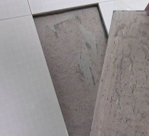 延长瓷砖空鼓维修公司分享瓷砖铺贴时如果打浆（即涂抹在瓷砖背面和基层上的砂浆或瓷砖胶）过少，会带来以下问题